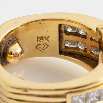 Ring 18K guld med en oval fasettslipad safir och prinsesslipade diamanter.