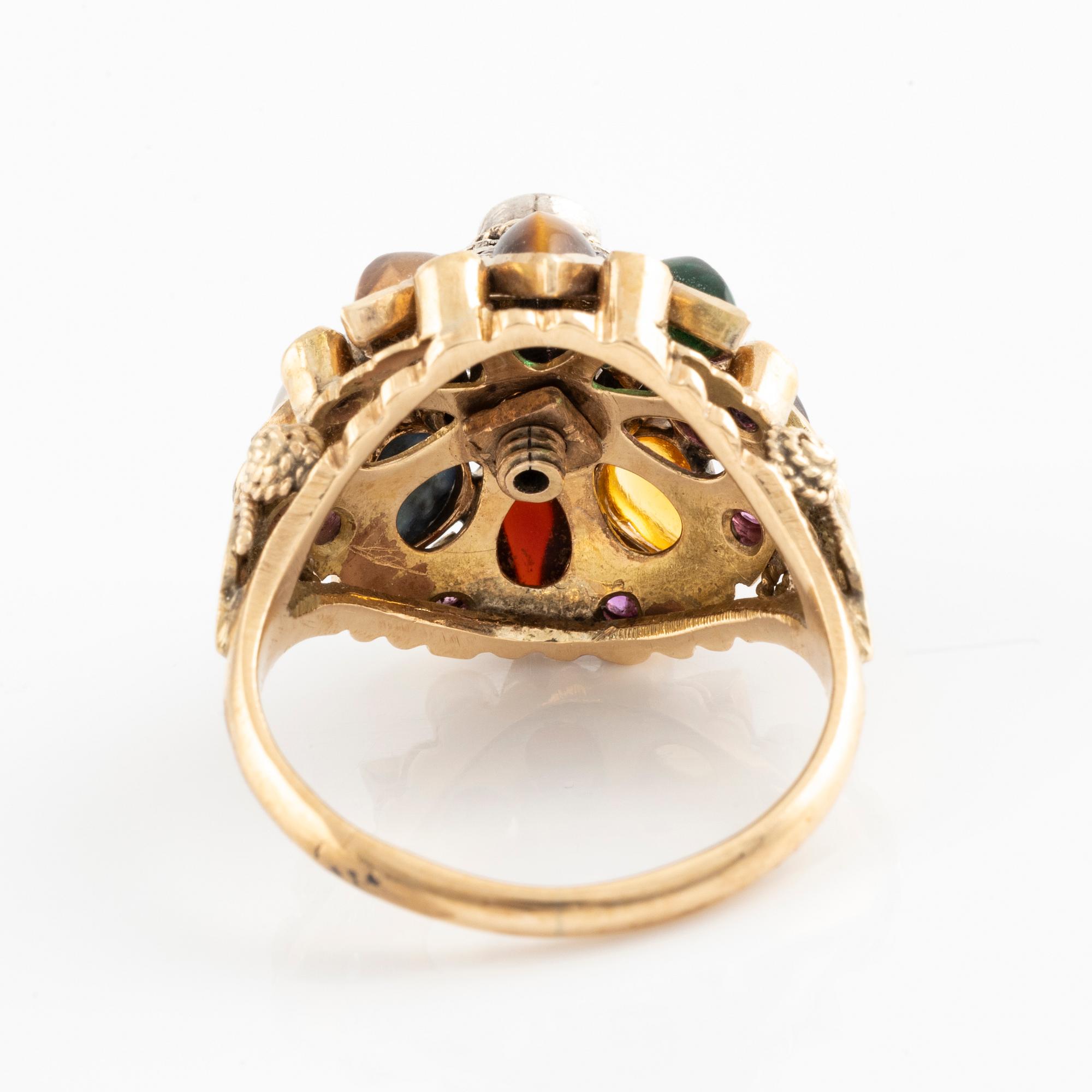 Ring, med olika färgstenar.