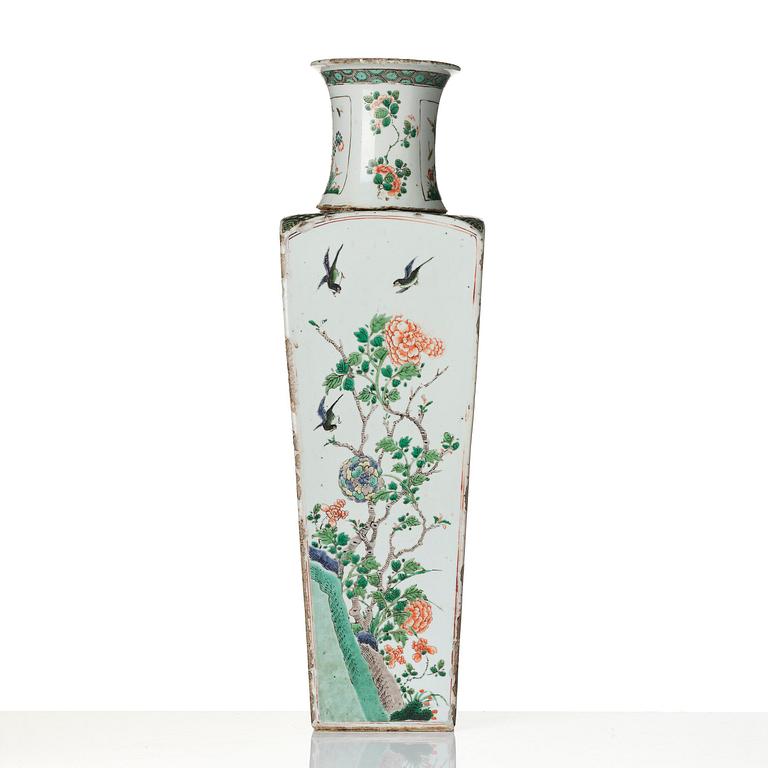 Vas, porslin. Qingdynastin, Kangxi (1662-1722).