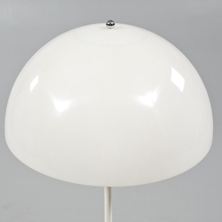 GOLVLAMPA, "Panthella", Verner Panton, Louis Poulsen, Danmark, formgiven 1971.