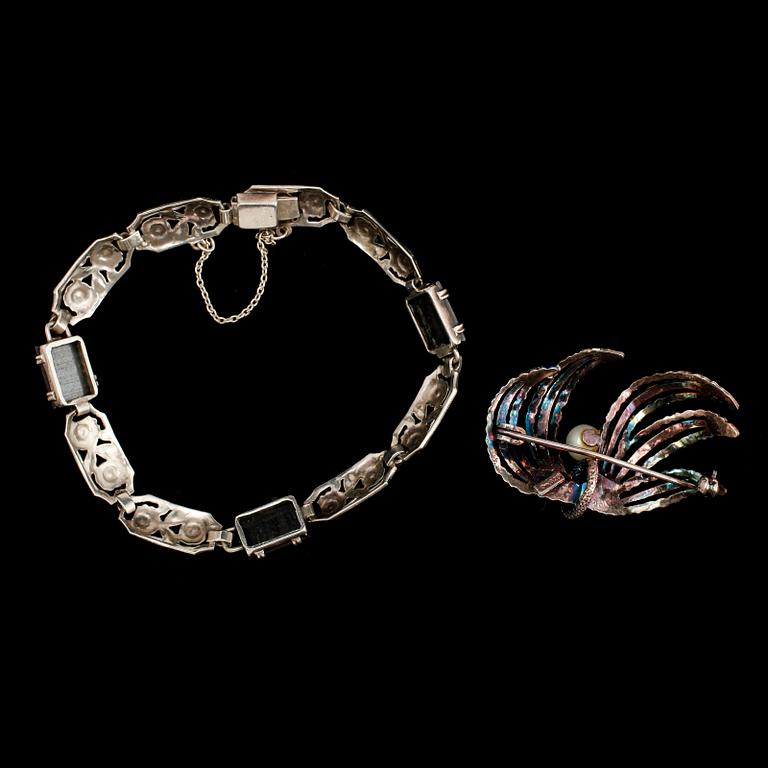 BROSCH SAMT ARMBAND, silver, 1900-talets första hälft.