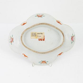 Two porcelain vases and a dish, Qing dynasty, 19th Century.