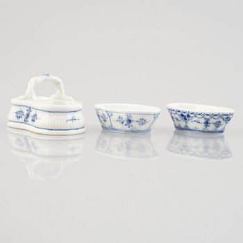 A group of five "Blue fluted" / "Musselmalet riflet" porcelain salt cellars, Royal Copenhagen, 1898-1923 and later.