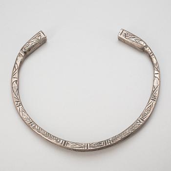 HALSRING, låghaltigt silver. Vikt ca 166 gram.