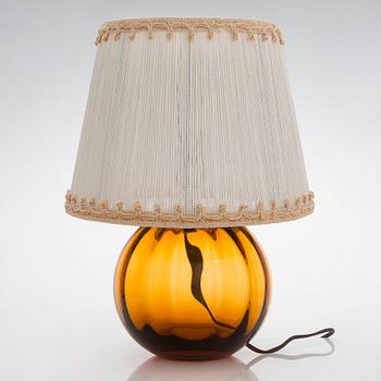 A 1930s-40s model 12501 table lamp, manufacturer Kauklahden Lasitehdas, Finland.