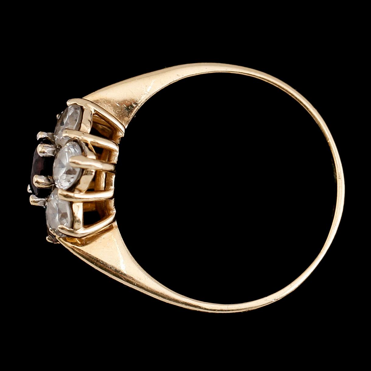 RING, 14 k guld med blå sten omgiven av vita stenar. Total vikta ca 3 gram.