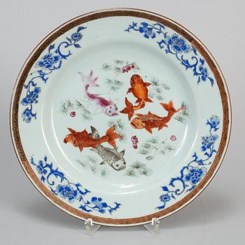 A famille rose export porcelain plate, Qing dynasty, Qianlong (1736-95).