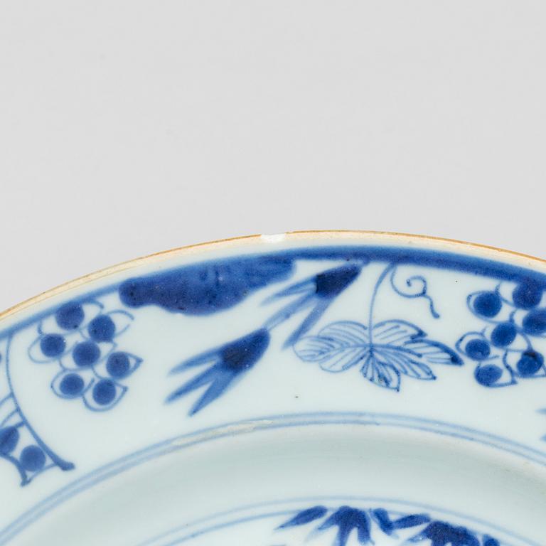 A CHINESE QIANLONG PLATE.