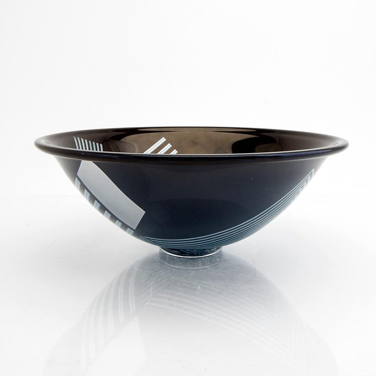 Klas Göran Tinbäck, a glass bowl signed and dated 1988.