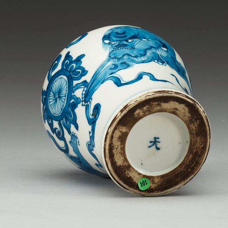 A blue and white Transitional jar, 17th Century.