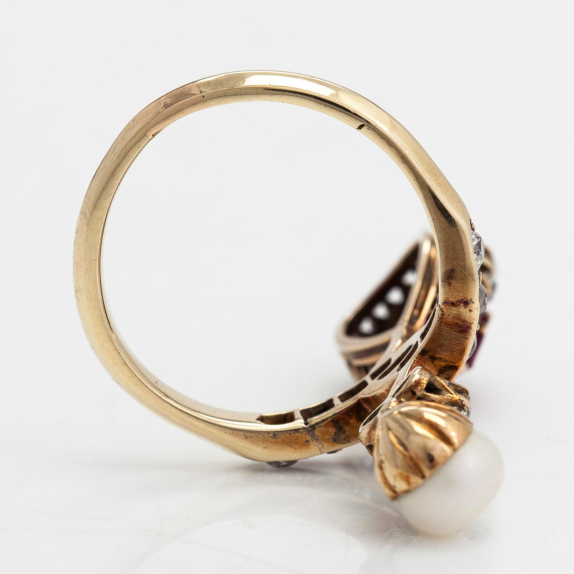 Sormus, 14K kultaa, vanhahiontaisia timantteja yht n. 0.78 ct, viljelty helmi sekä synt. rubiini.
