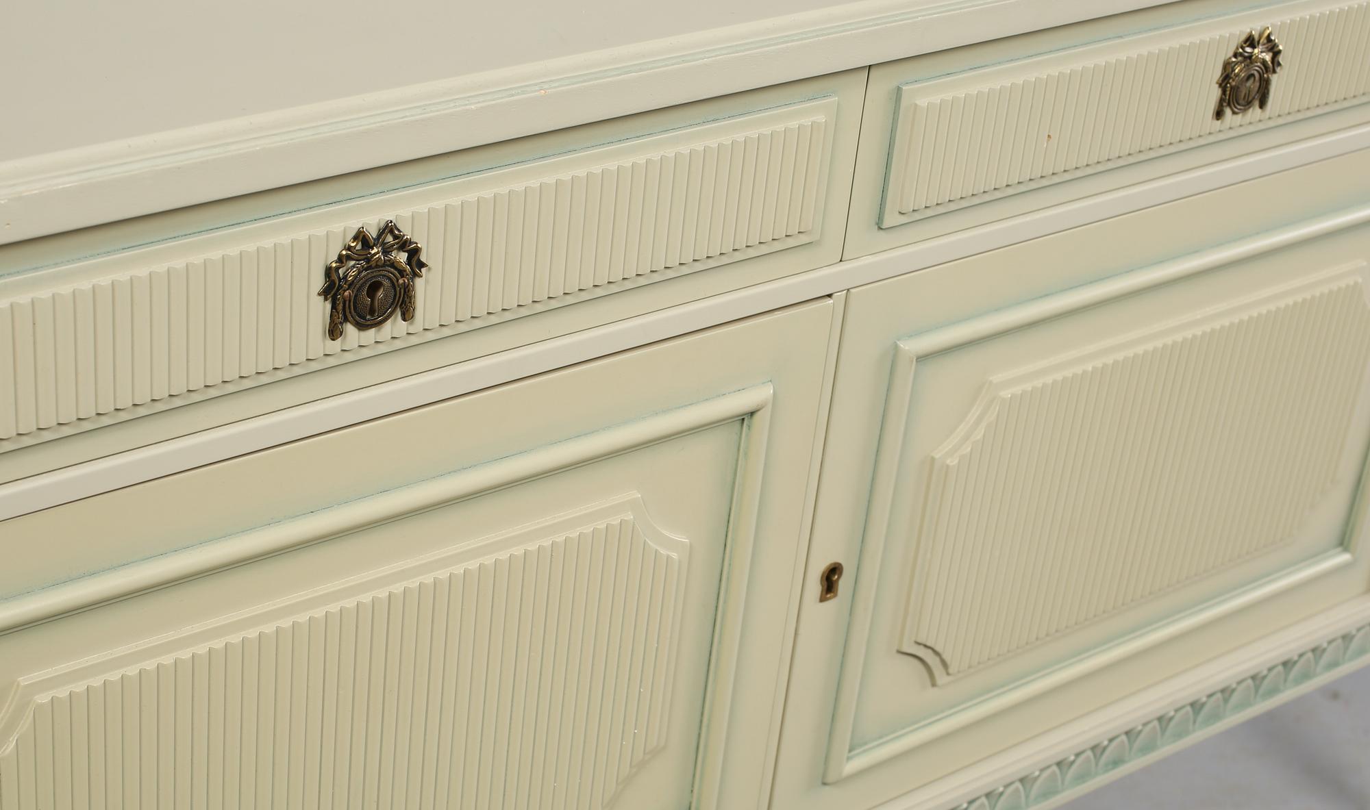 SIDEBOARD, gustaviansk stil, 1900-talets andra hälft.