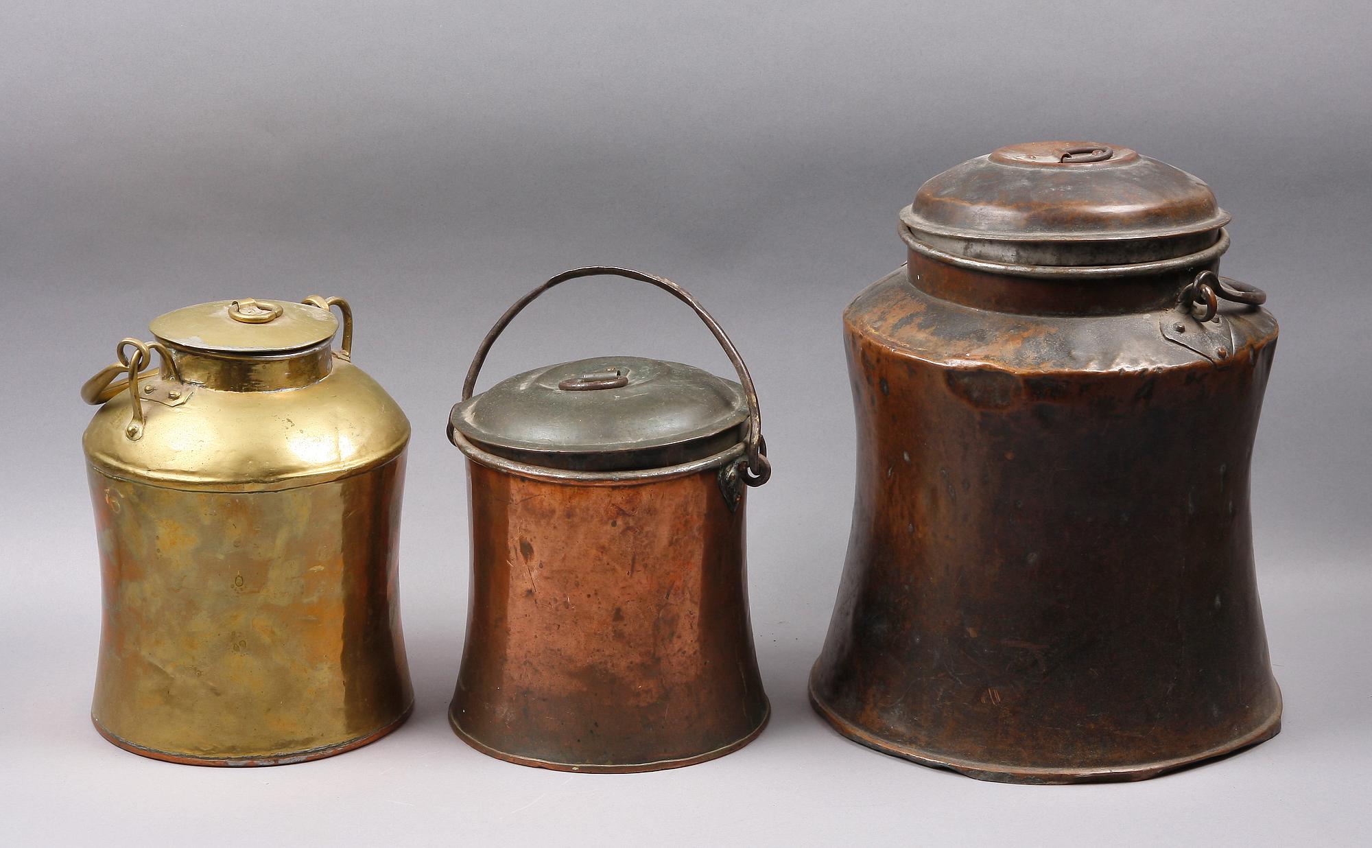 MJÖLKKRUKOR, 3 st, koppar resp mässing, 1800-tal.
