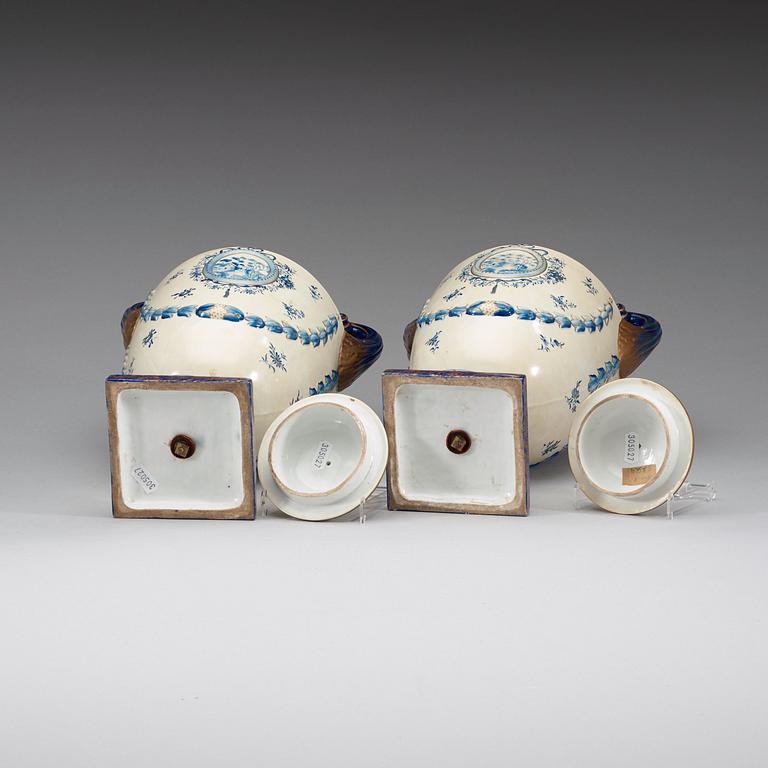 A pair of 'Marieberg shaped' jars with covers, Qing dynasty, Jiaqing (1796-1820).