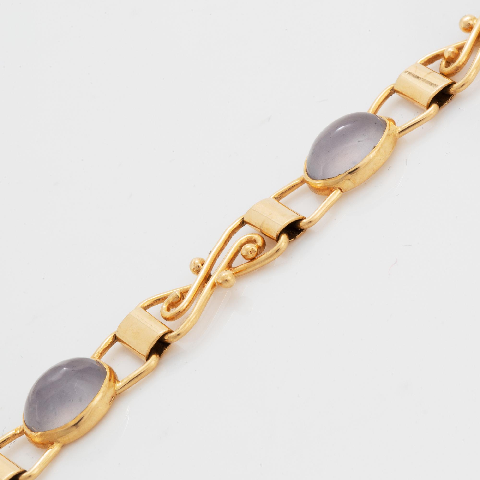 18K gold and cabochon-cut moonstone bracelet.