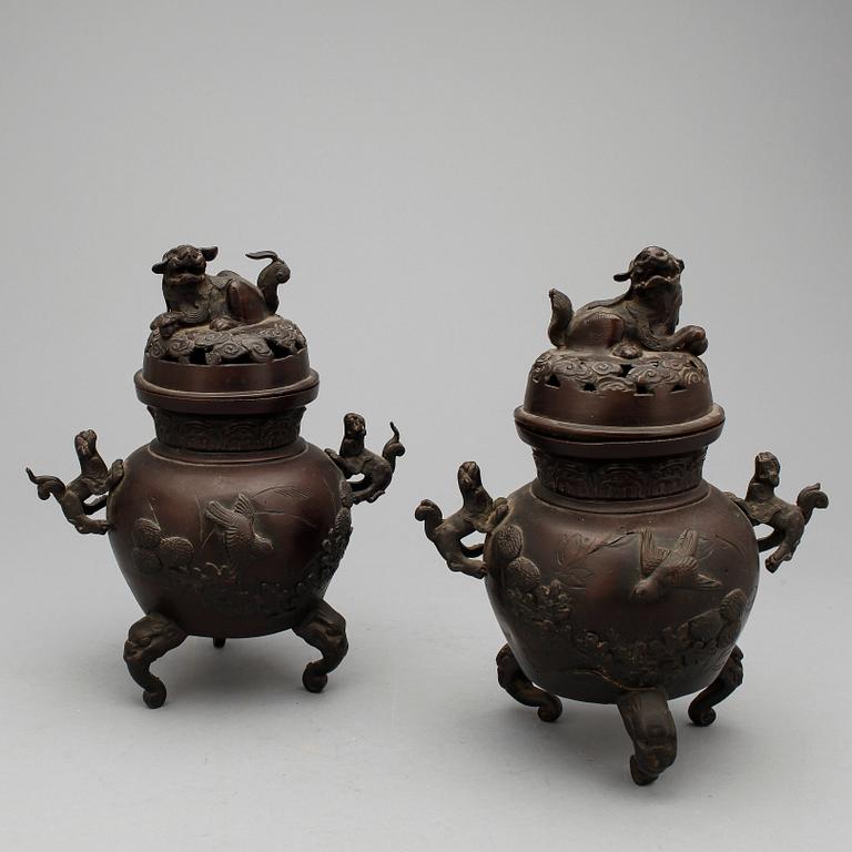RÖKELSEKAR, ett par, brons, Japan, tidigt 1900-tal.