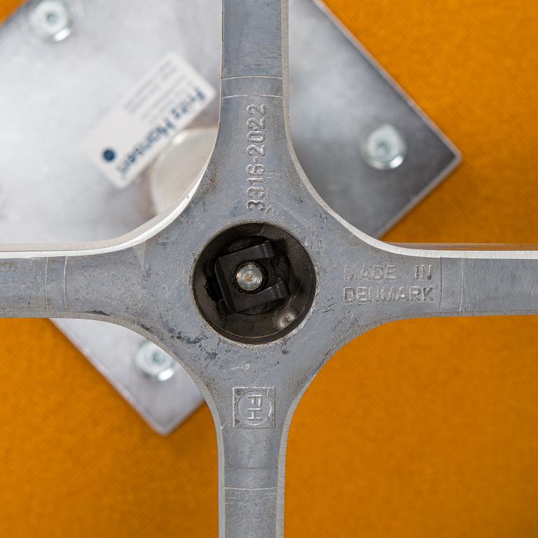 Arne Jacobsen, fåtöljer, ett par "Svanen" för Fritz Hansen, Danmark, daterade 2001.