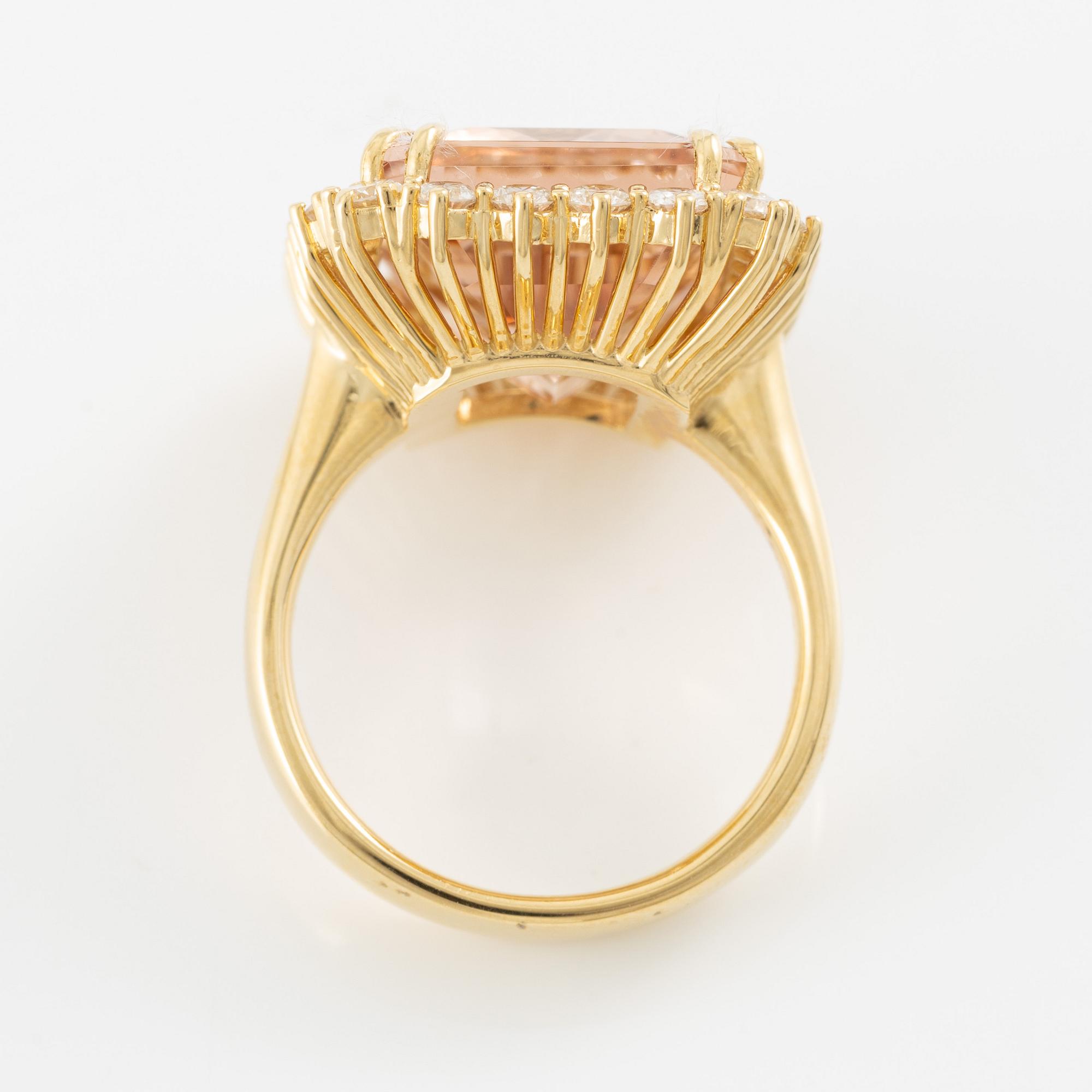 Ring 18K guld med en fasettslipad morganit och runda briljantslipade diamanter.