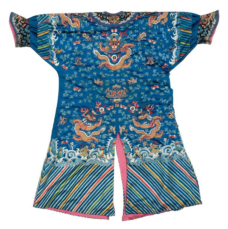 ROBE, embroidered. China around 1900. Height 133 cm.