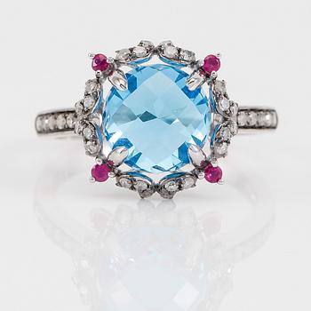 RING, 14K vitguld, blå topas, rubiner och diamanter.