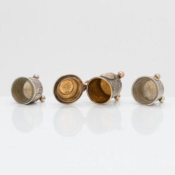 Saltkar och dryckeskanna i miniatyr, silver, C G Hallberg, Stockholm 1900-1904. I original ask.