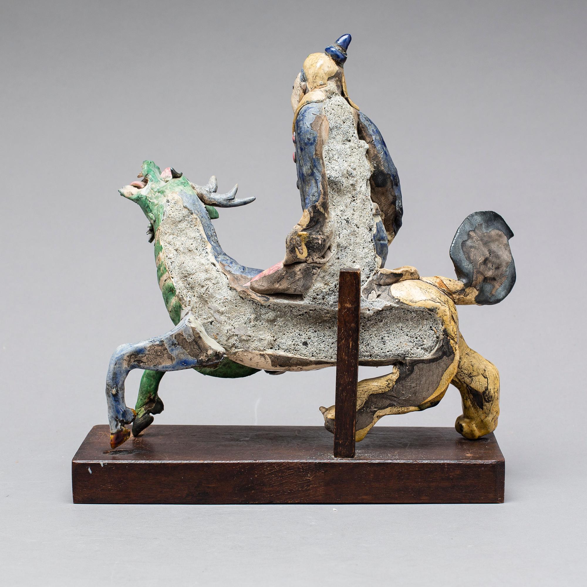 A CHINESE CLAY SCULPTURE, 20th century.