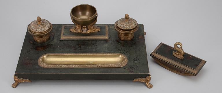 SKRIVBORDSSTÄLL, 2 delar, brons, Ryssland/Frankrike, 1800-talets slut.