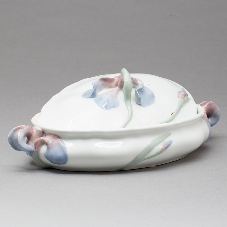 TERRIN med lock, "Iris", Alf Wallander, Rörstrand, porslin, 1900-talets första hälft.