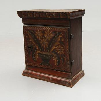HÄNGSKÅP, allmoge, 1800-talets första hälft.