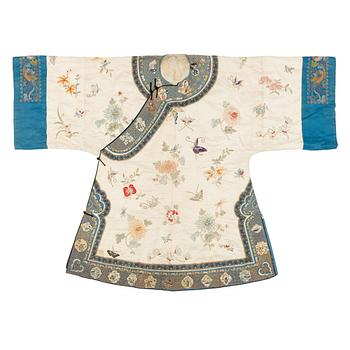 1204. A Chinese embroidered silk robe, late Qing dynasty/early 20th century.