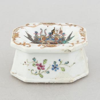 An armorial export porcelain salt cellar, China, Qianlong (1736-95).