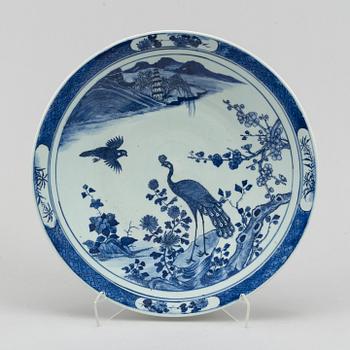 A blue and white serving dish, Qing dynasty, late 19th/early 20th century.