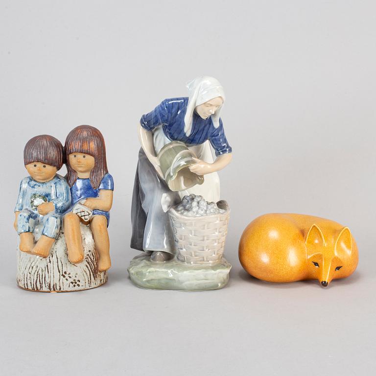LISA LARSON samt ROYAL COPENHAGEN, figuriner, tre stycken, porslin och stengods.
