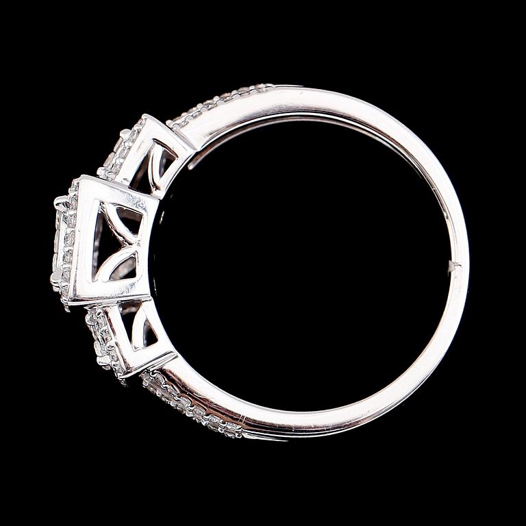 RING, 10 k vitguld, briljant och princesslipade diamanter tot ca 0.50 ct.