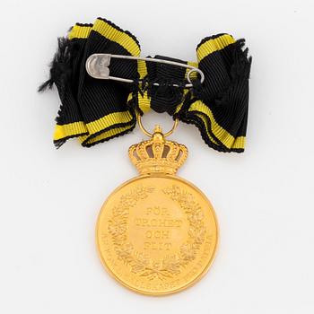 MEDALJ, 18 k guld, Pro Patria, Gustaf V, 1946. Vikt ca 30 gram.