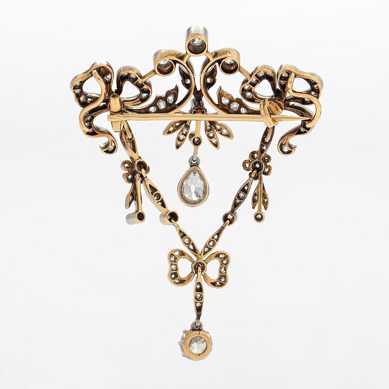 A Belle Époque old-cut diamond brooch in 17K gold and platinum.