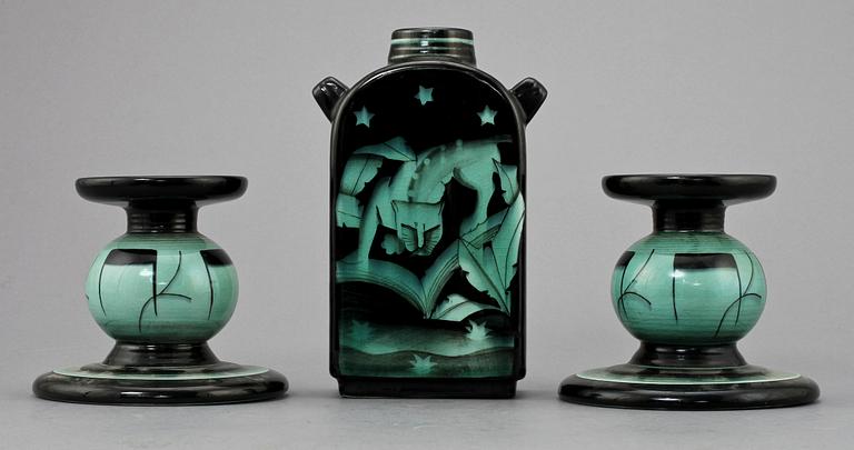 LJUSSTAKAR, ett par samt FLASKA, flintgods, Ilse Claesson, Rörstrand, omkring 1930.