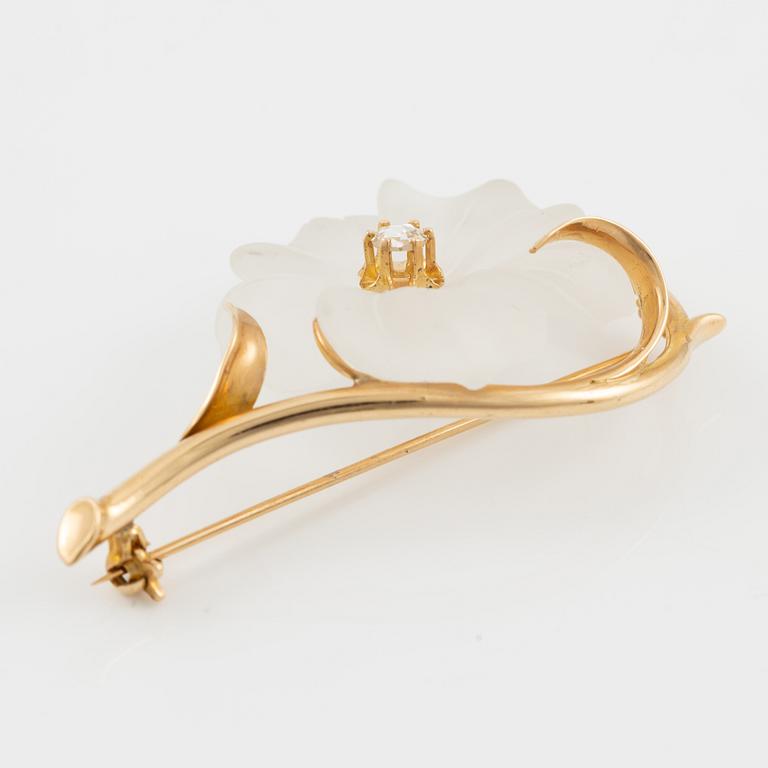 Brooch and earrings, floral, 18K gold with carved rock crystal and rose-cut diamonds.