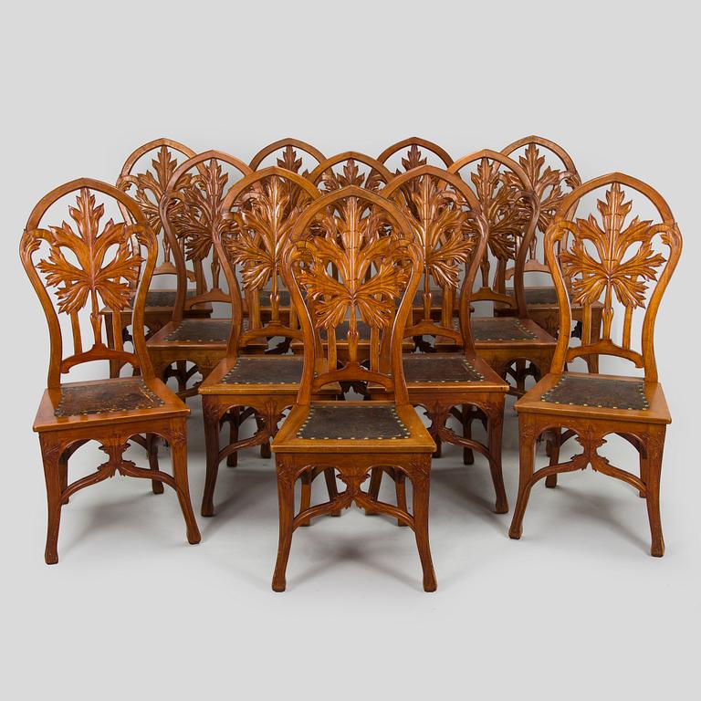 Karl Tirén, An Art Nouveau mahogany dining table with twelve chairs, A.B Naeslunds Möbelfabrik i Umeå, approx. 1901.