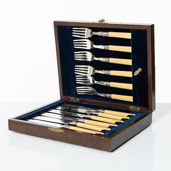 A 12-piece fish cutlery set, marks of James Albert Scholes, Sheffield, England 1904.
