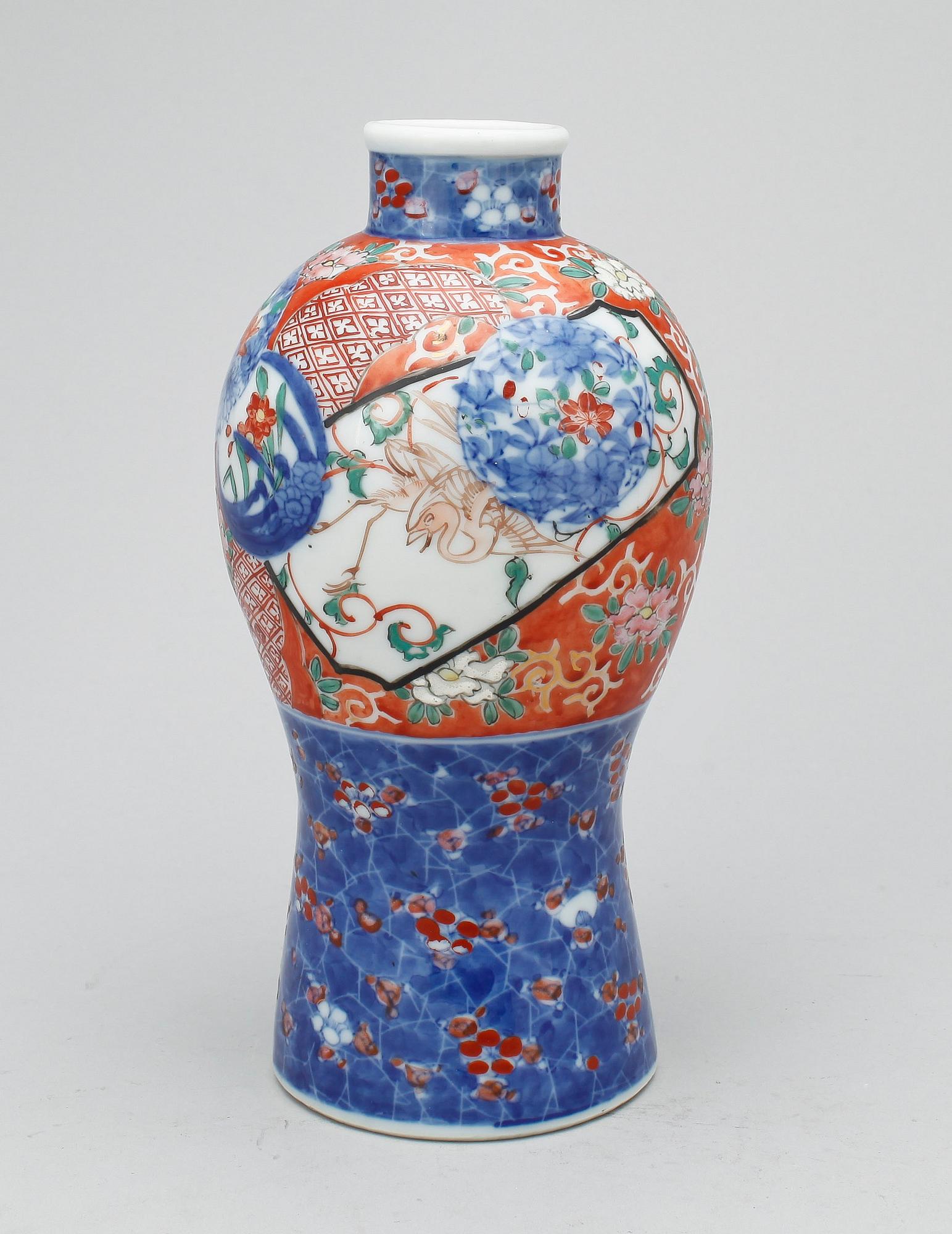 URNA, cloisonne, Japan samt VAS, porslin, Kina, 1900-tal.