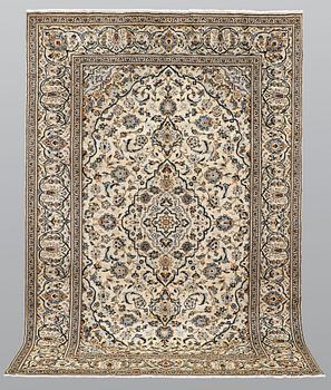 A carpet, Kashan, ca 297 x 200 cm.