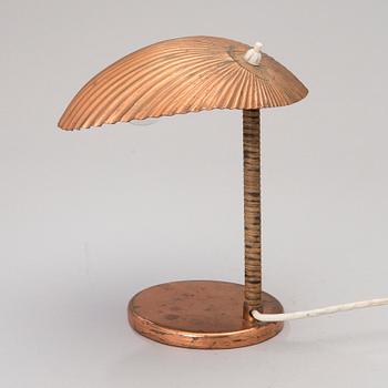 A 5321 desk lamp, "Shell", manufactured by Taito Oy. Designed in 1938/39.