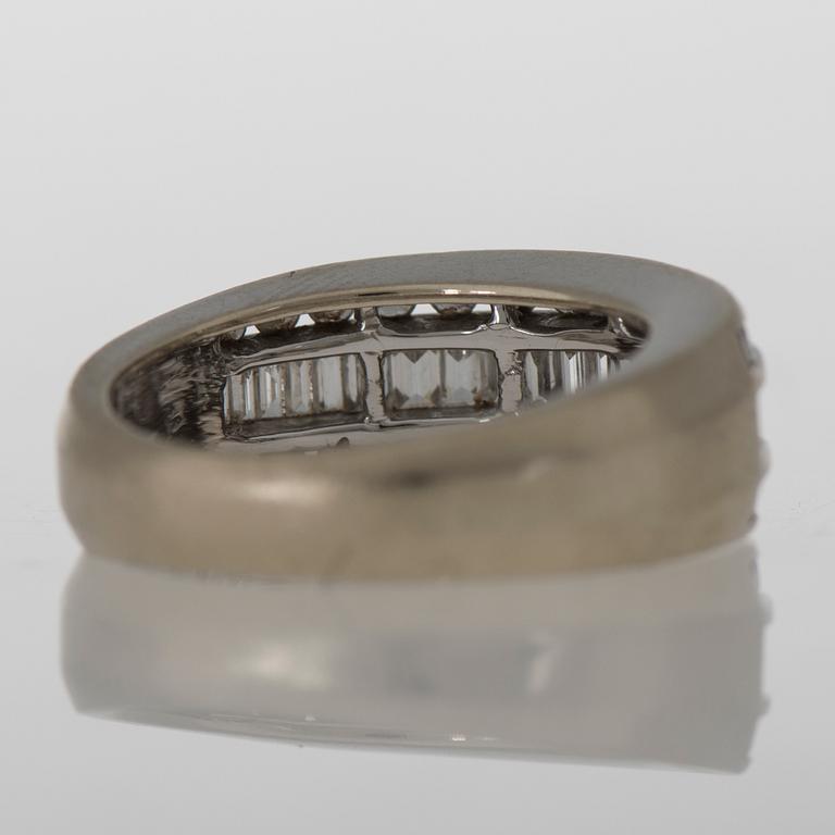 RING, baguette- och briljantslipade diamanter, 14K vitguld.