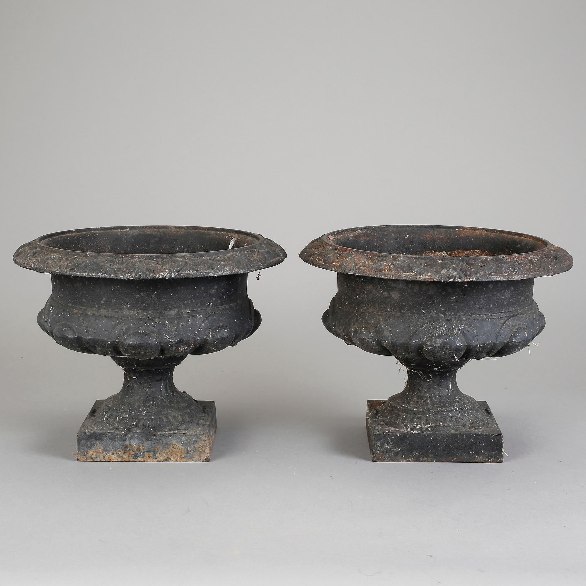 TRÄDGÅRDSURNOR, ett par, gjutjärn, 18/1900-tal.