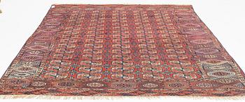 A Tekke carpet, c. 305 x 225 cm.