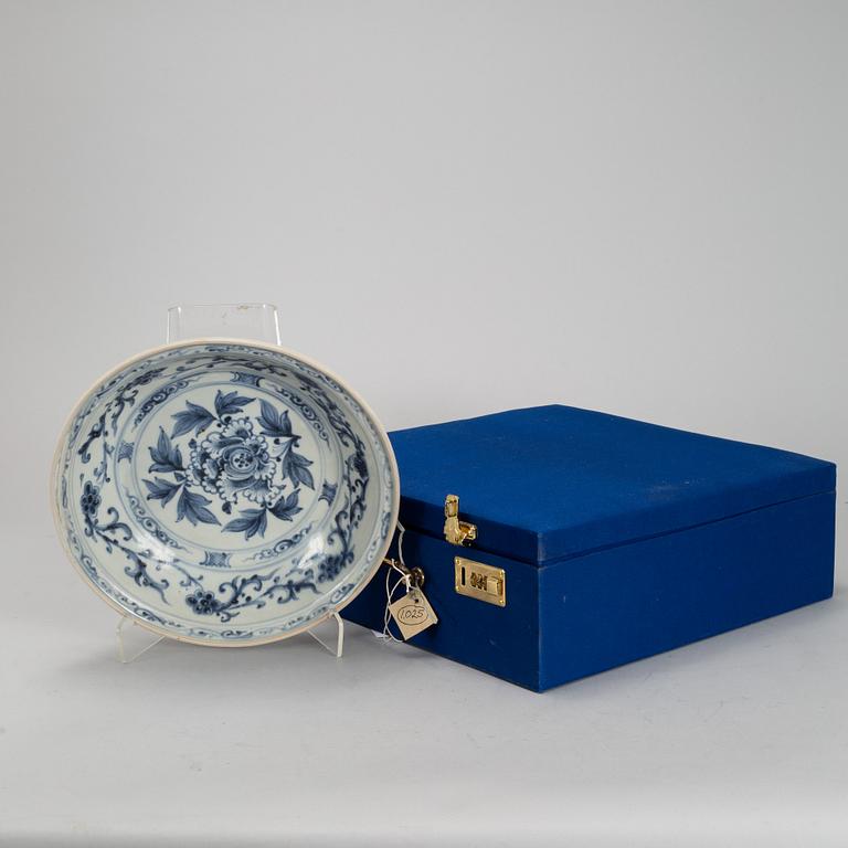 A blue and white dish, Vietnam, 16Y/17th Century.