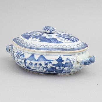 A Chinese blue and white dish with cover, tureen with cover, a strainer and a dish, Qing dynasty, Qianlong and Jiaqing.