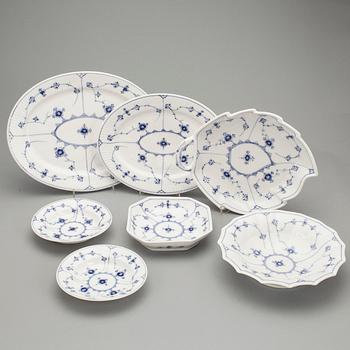 SERVISDELAR, ca 90 delar, porslin, "Musselmalet", Royal Copenhagen.