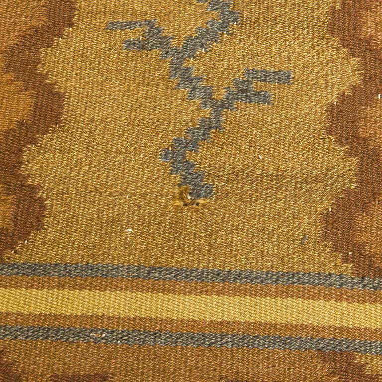 Aino Keinänen-Baeckmann, A 1920s Finnish flat weave carpet. Circa 300 x 203 cm.